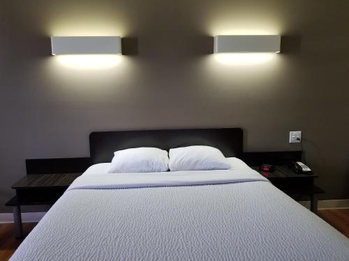 Deluxe Queen Room - Non-Smoking photo 1