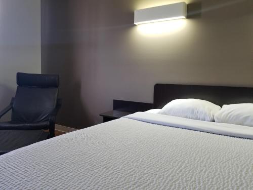 Queen Room - Disability Access - Non-Smoking photo 1
