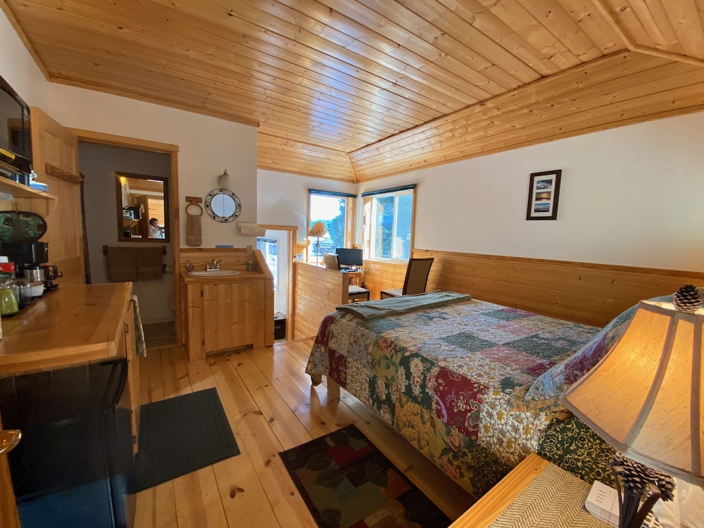 Deluxe Suite, 2BR, Kitchenette, Partial Ocean View (Heron Loft 2nd Floor) ALL GUESTS MUST REGISTER