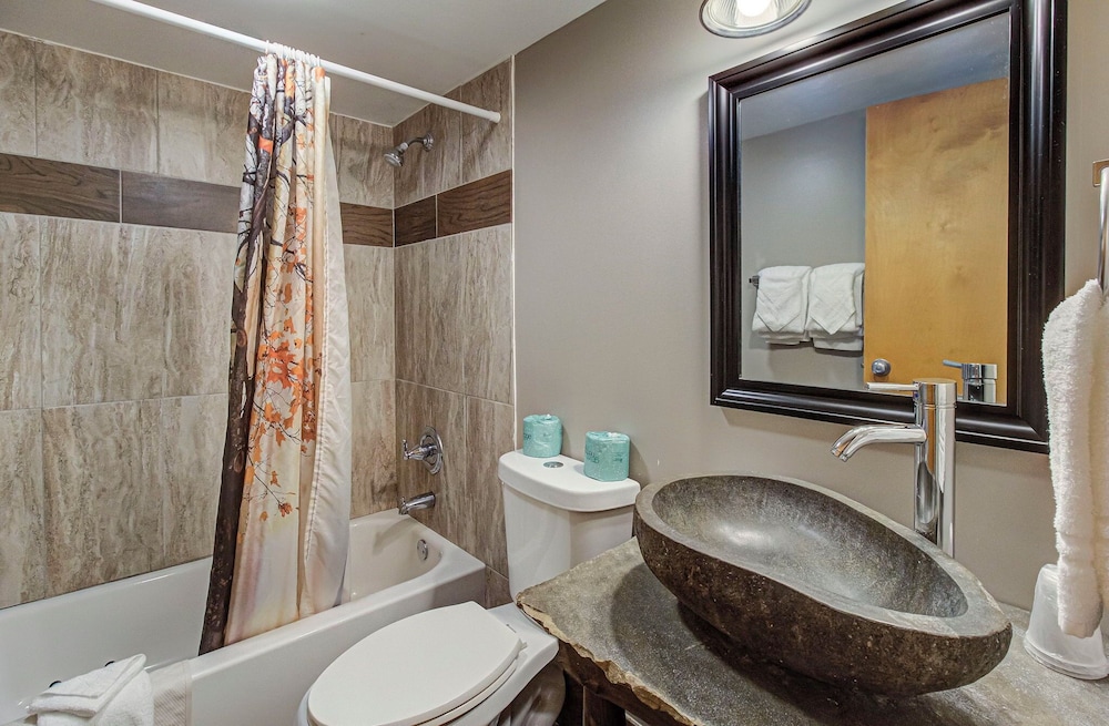 Riverside Deluxe King with Fireplace. - Photo 13