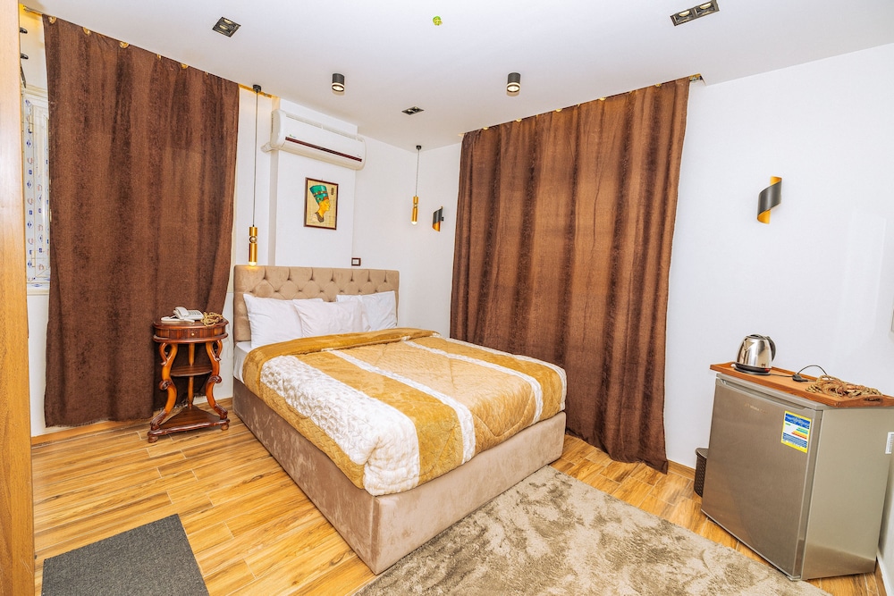 Queen Suite Jacuzzi Pyramids View