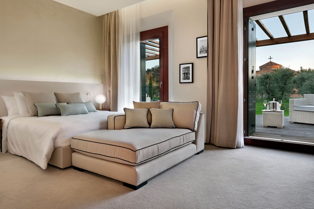 Deluxe Room, 1 King Bed photo 3