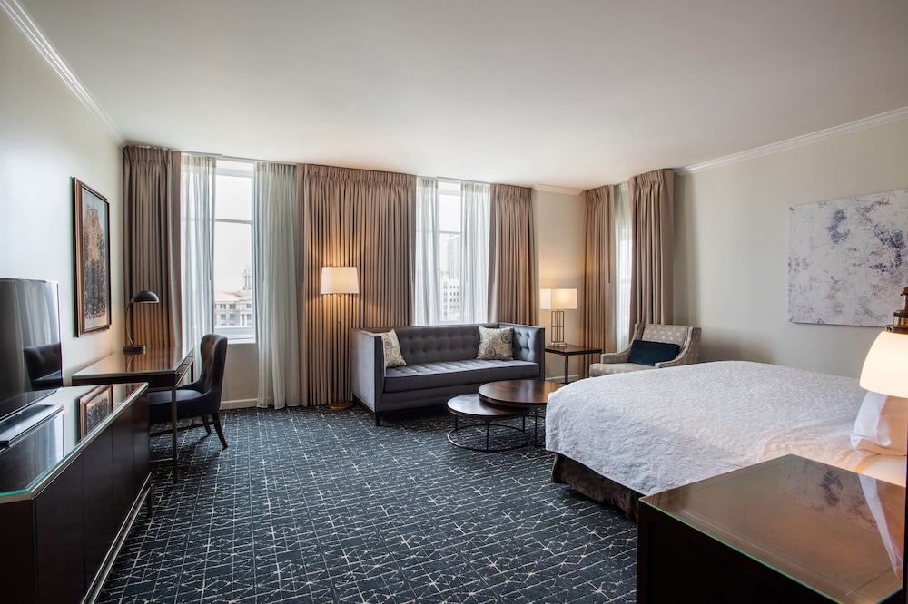 Suite, 1 King Bed, City View, Corner - Photo 6