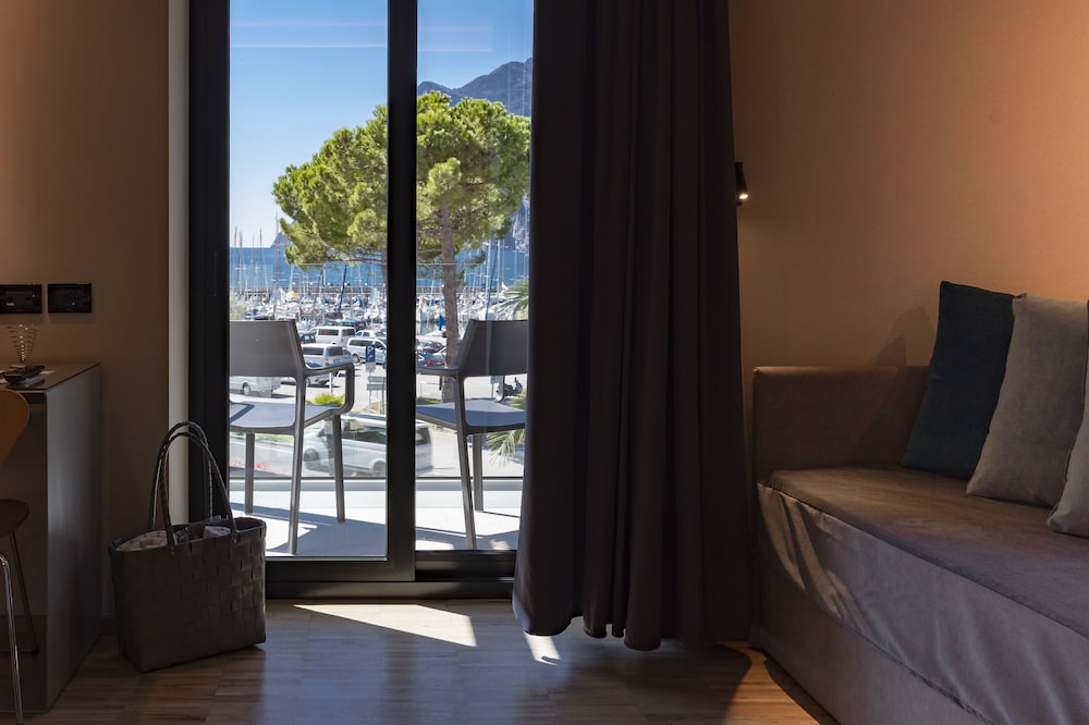 Panoramic Room, Lake View - Photo 4