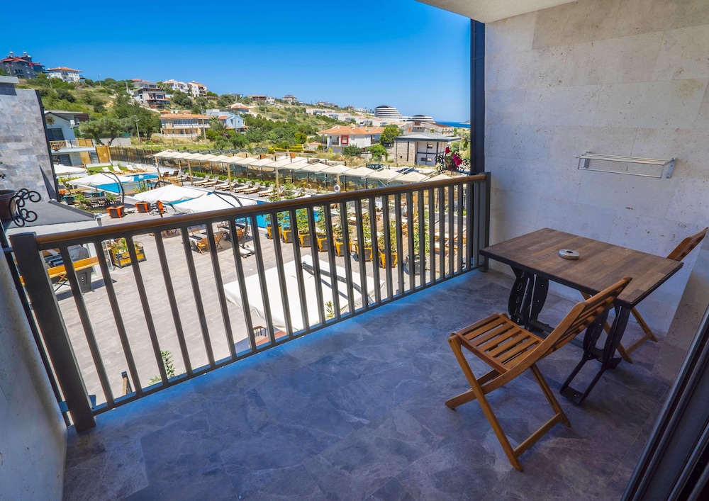 Deluxe Triple Room, Courtyard View photo 2