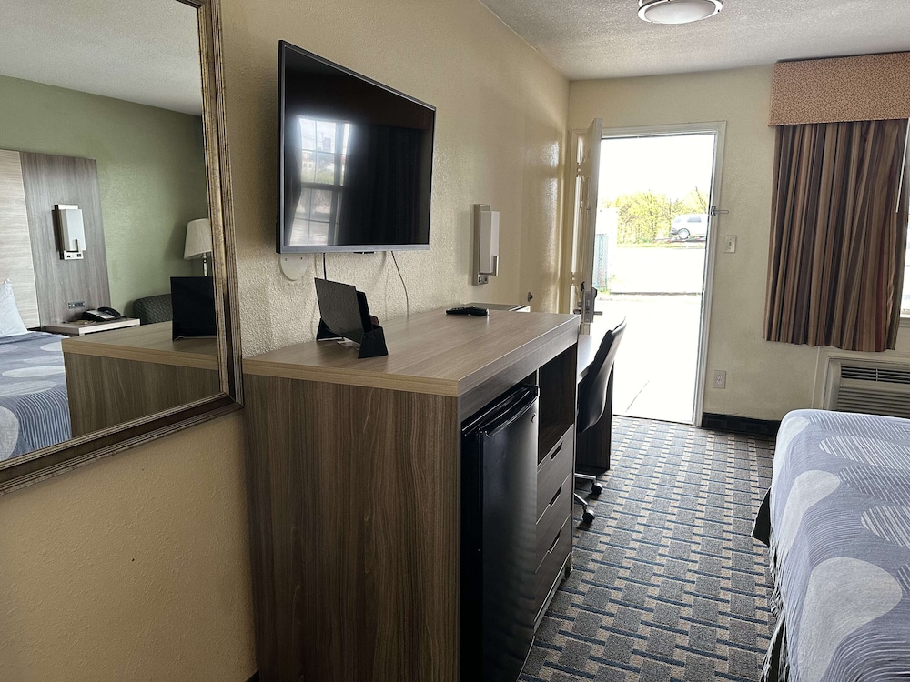 Standard Room, 1 Queen Bed, Accessible - Photo 3
