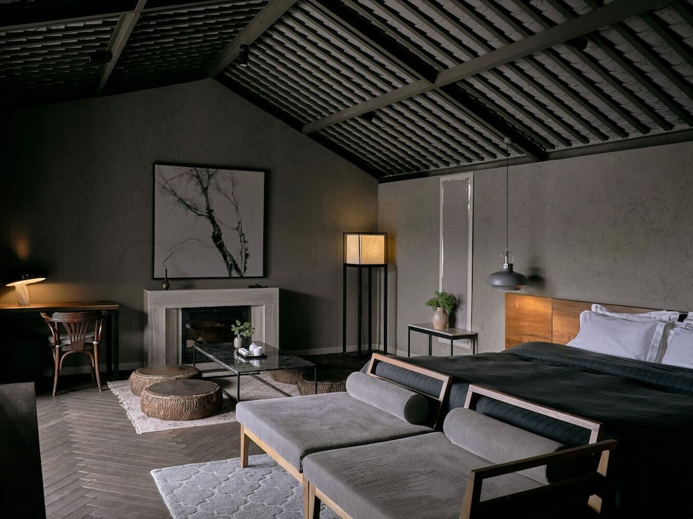 Theme Room With Bathtub photo 3