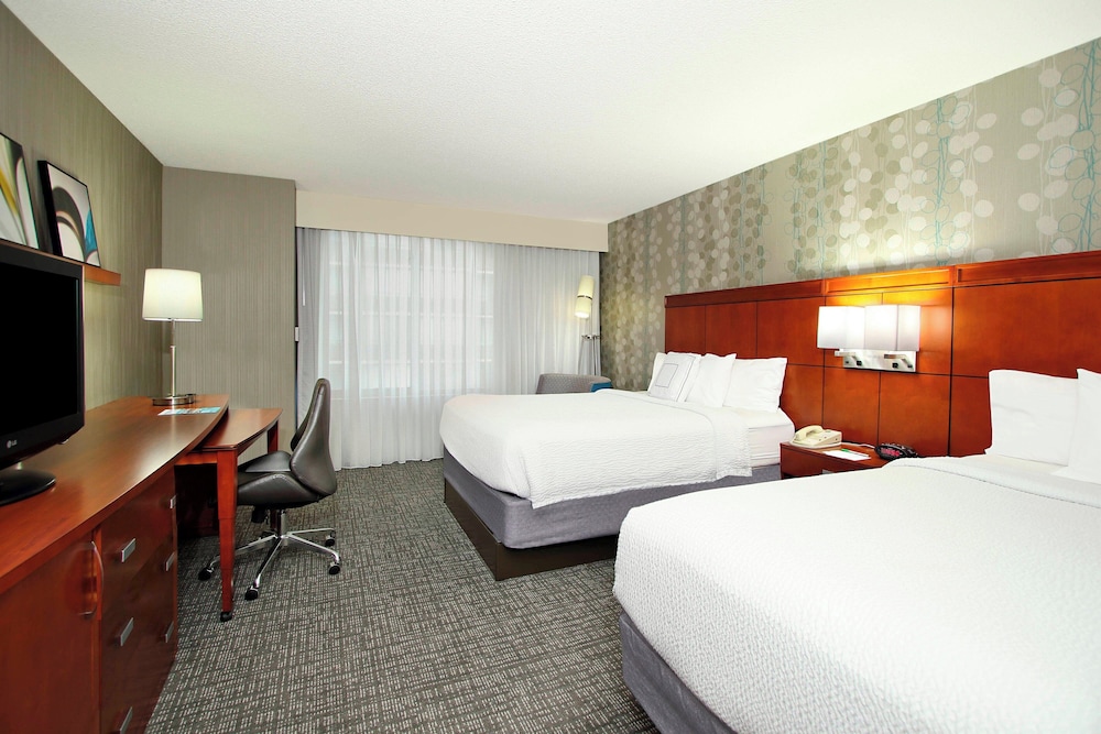 Room, 2 Queen Beds (Mobility/Hearing Accessible, Tub) photo 1