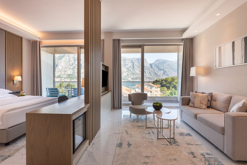 Premium Room, 1 King Bed, Sea View - Photo 2