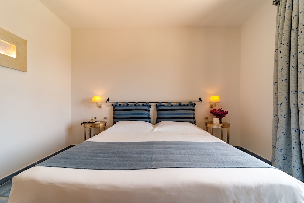 Deluxe Room - Photo 9