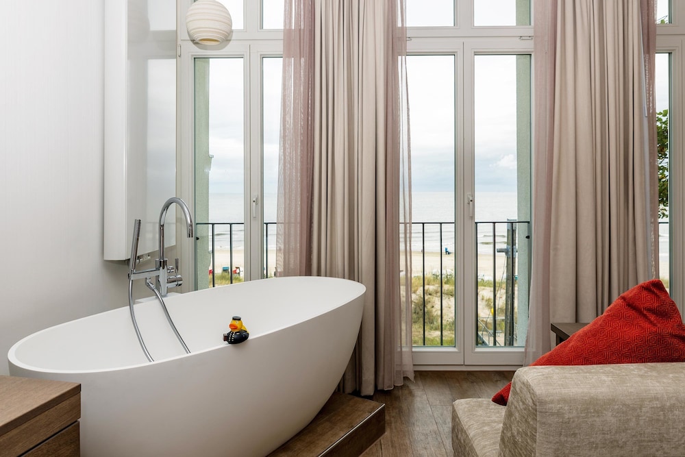 Junior Studio Suite, Oceanfront thumbnail 6