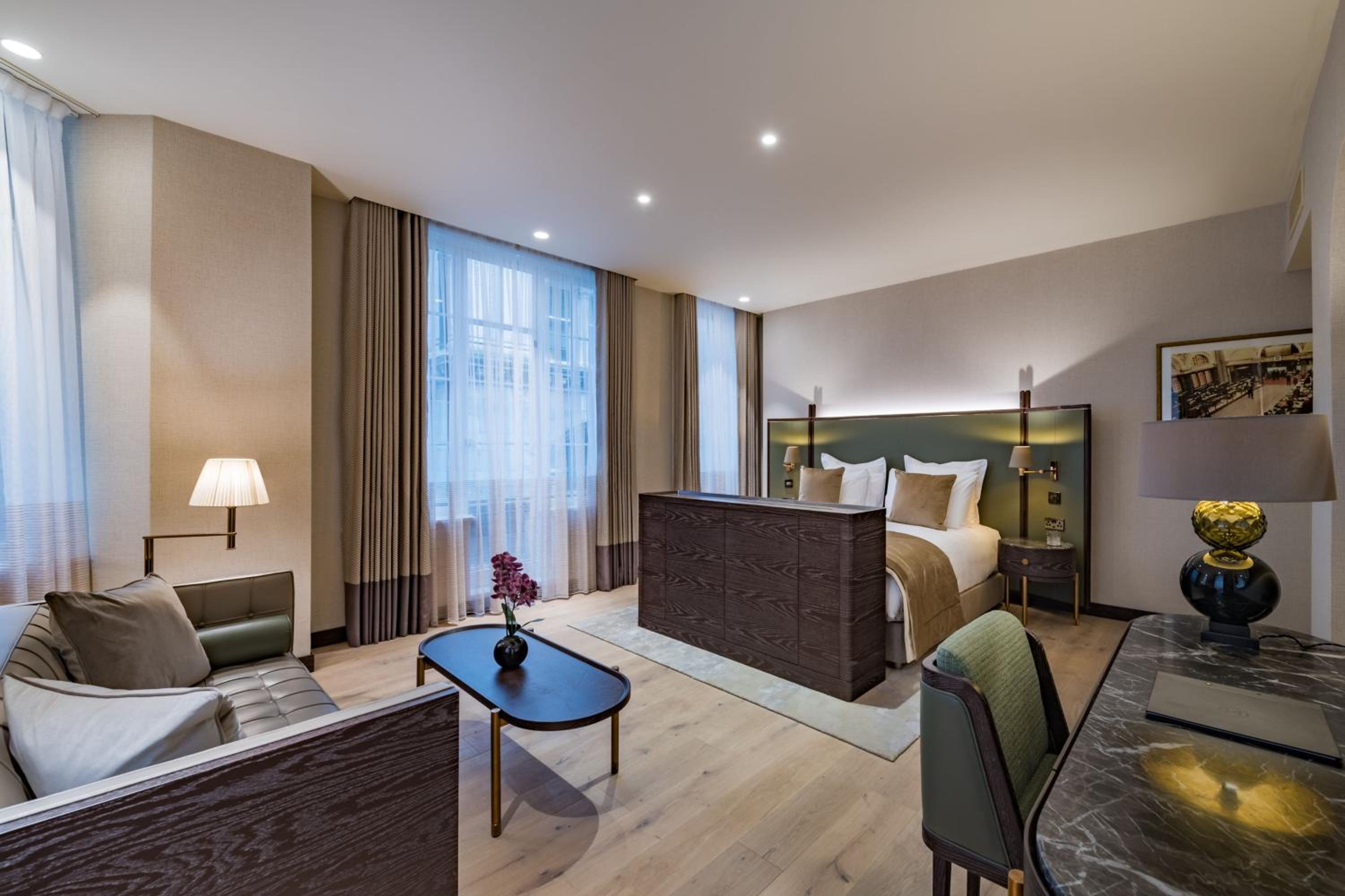 One-Bedroom King Suite with Balcony - Norfolk - Photo 3