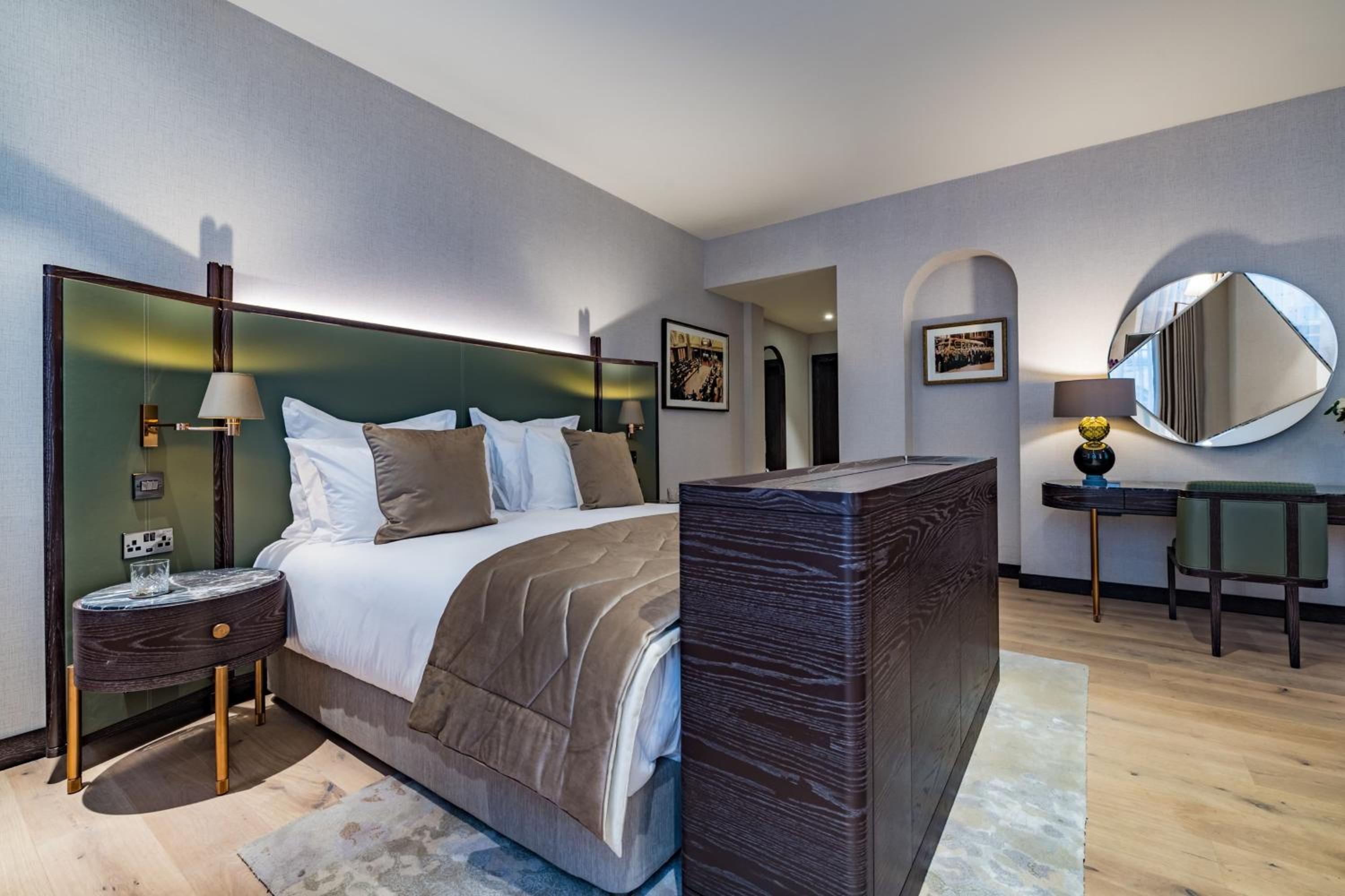 One-Bedroom King Suite with Balcony - Norfolk - Photo 4