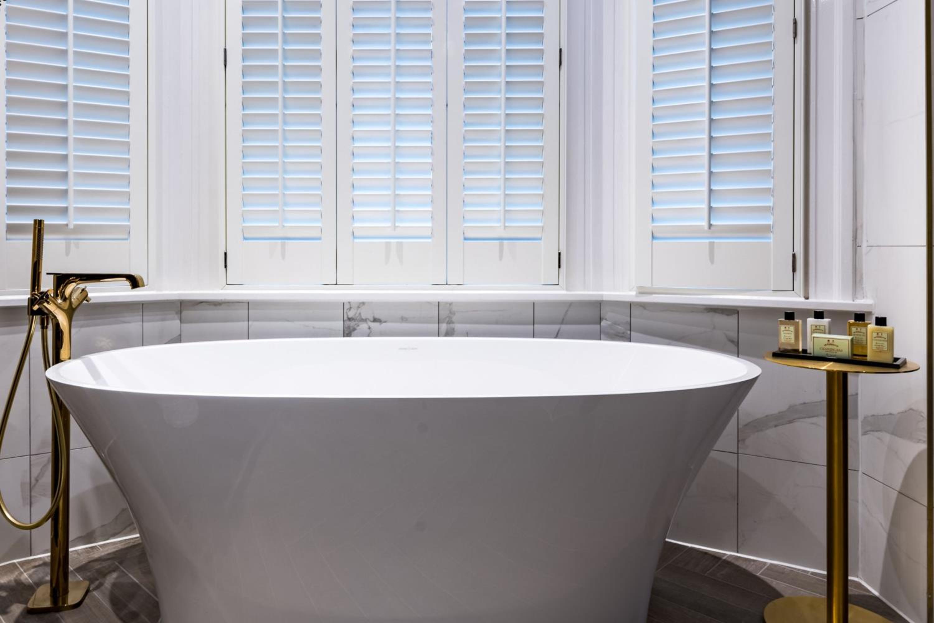 One-Bedroom King Suite with Balcony - Norfolk - Photo 5