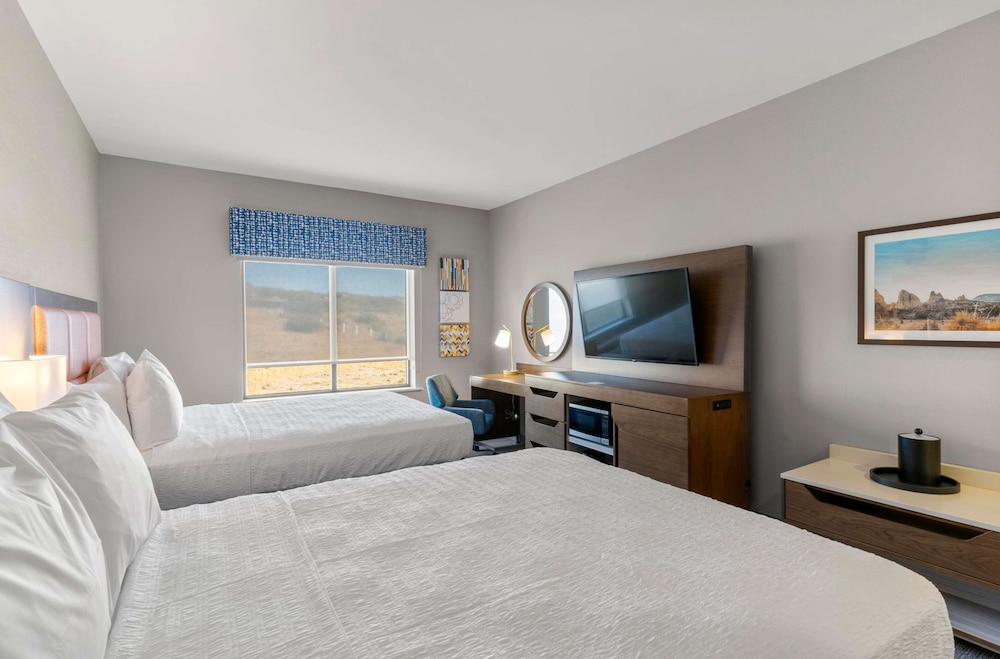 Room, 2 Queen Beds, Refrigerator & Microwave - Photo 2