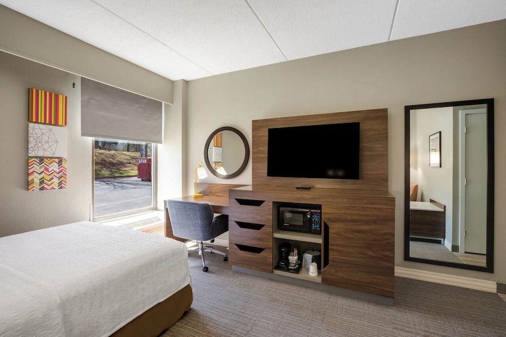 Room, 1 Queen Bed, Refrigerator & Microwave - Photo 1