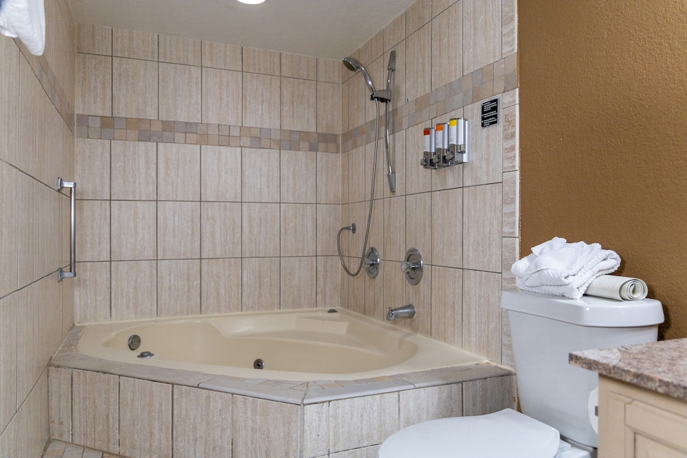 Suite, 2 Bedrooms (at the Oaks) - Photo 16