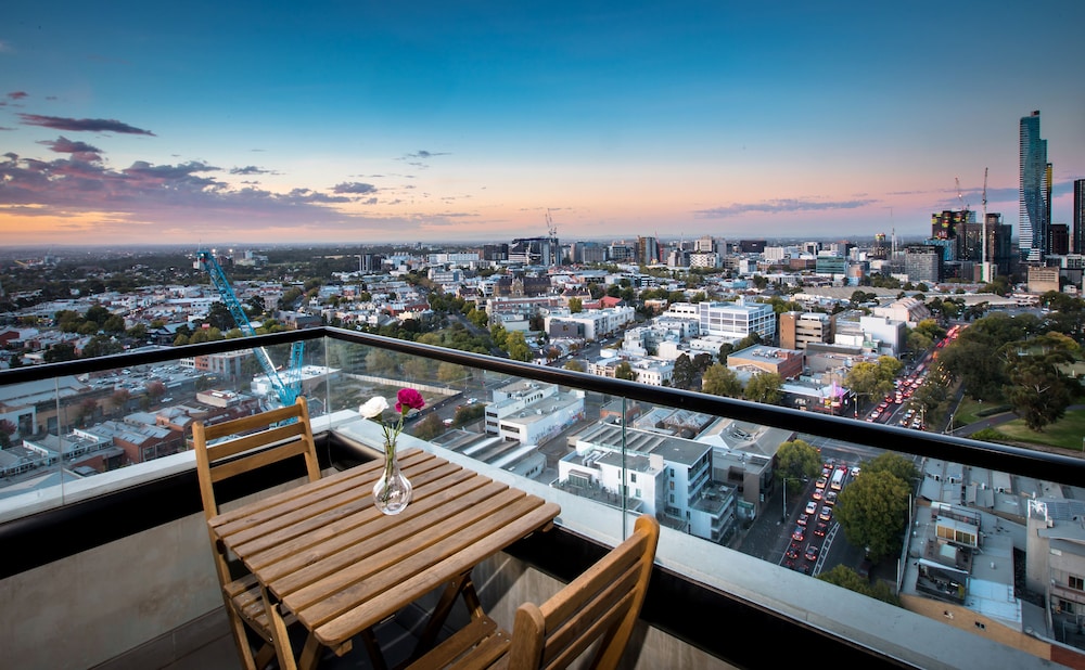 2 Bedrooms, 2 Bathrooms Superior Apartment with Balcony (Pool Access) photo 1