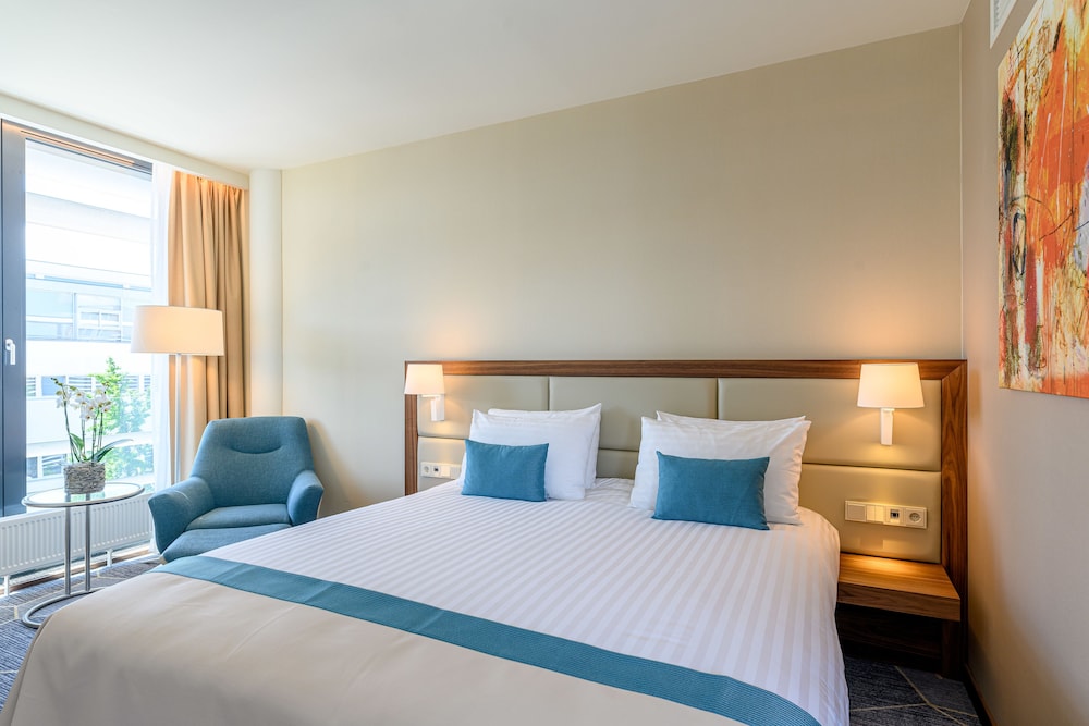Premium Room, 1 Queen Bed, Balcony photo 2