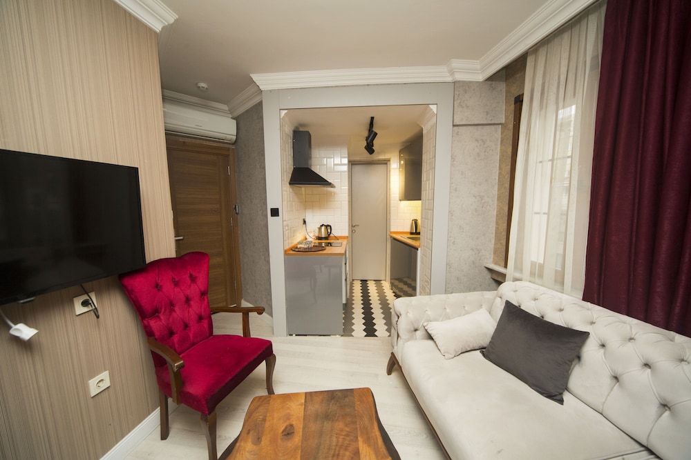 Grand House photo 1