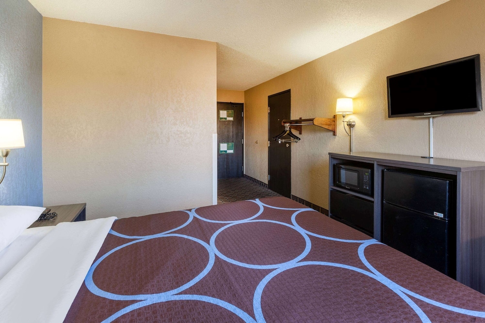 Standard Room, 1 Queen Bed, Accessible - Photo 3