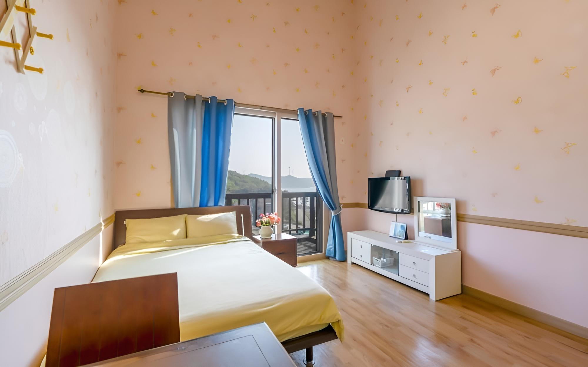 Room (Sunset) - Photo 3