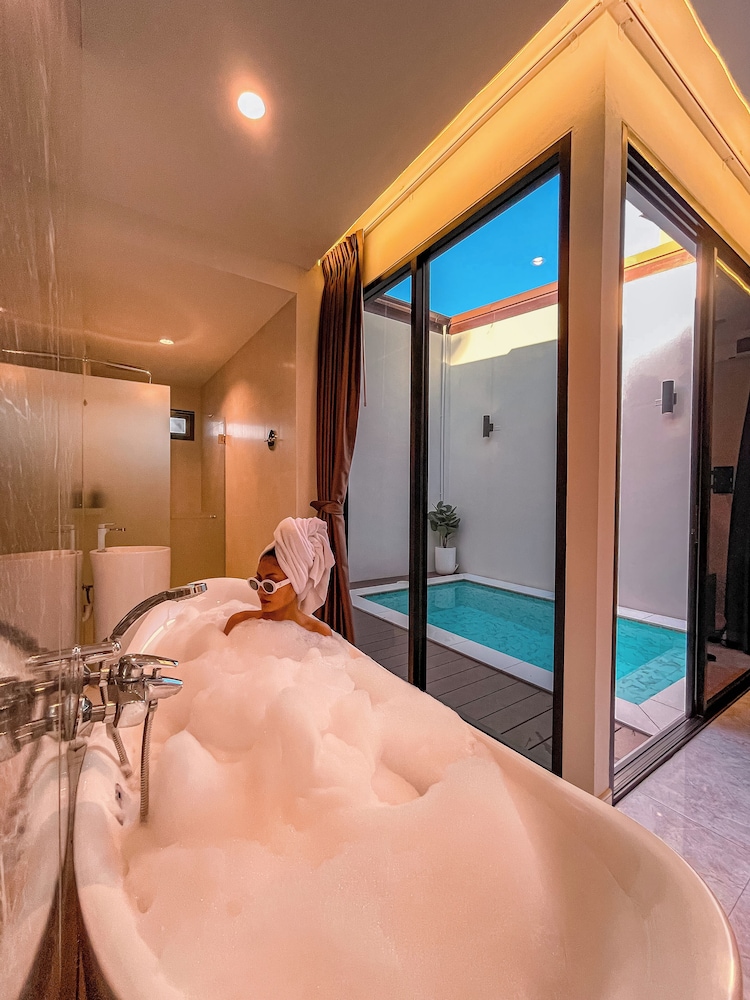 Grand Villa, 1 King Bed photo 3
