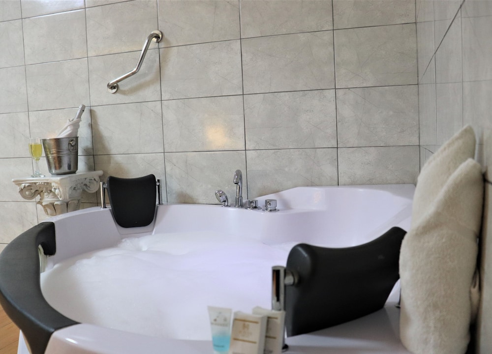 Deluxe Suite - Photo 7