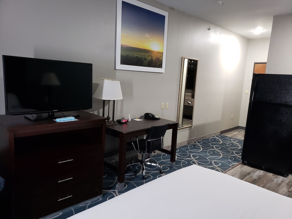 Basic Room, 1 Queen Bed, Non Smoking - Photo 4