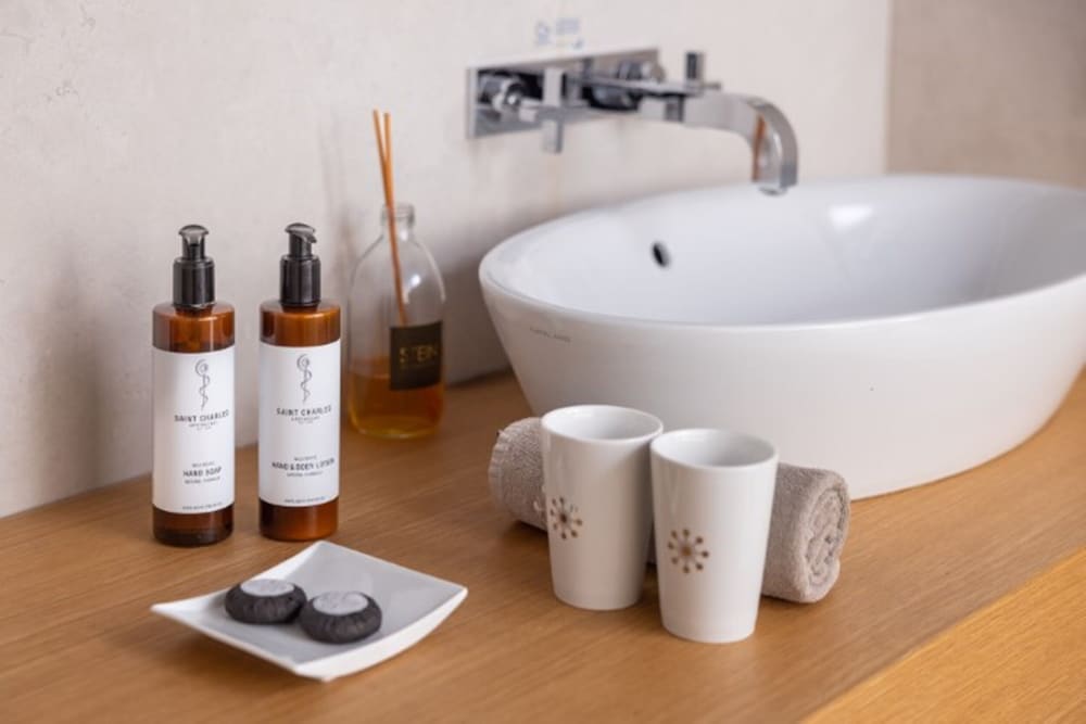 Honeymoon Suite with Spa access - Photo 11