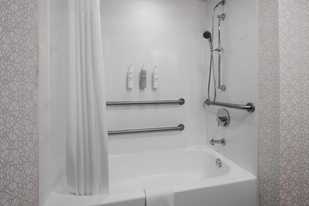 Room, 1 Queen Bed, Accessible, Non Smoking (Hearing. Bathtub) - Photo 3