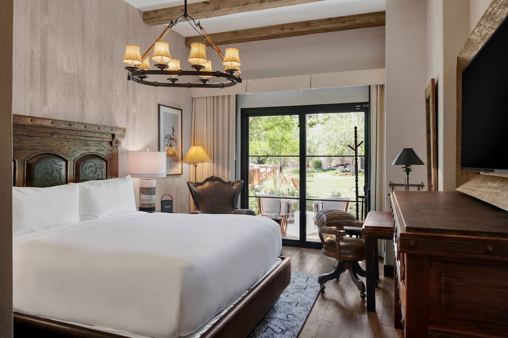 Deluxe Room, 1 King Bed (Mobility/Hearing Access, Roll-In Shwr) - Photo 1