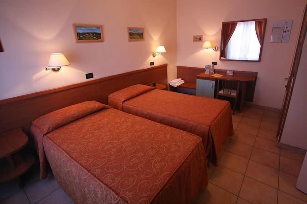 Room with 2 single beds photo 3