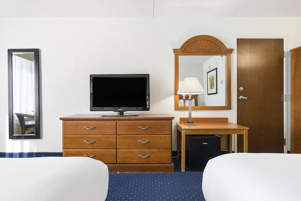 Standard Double Queen Room - Photo 2