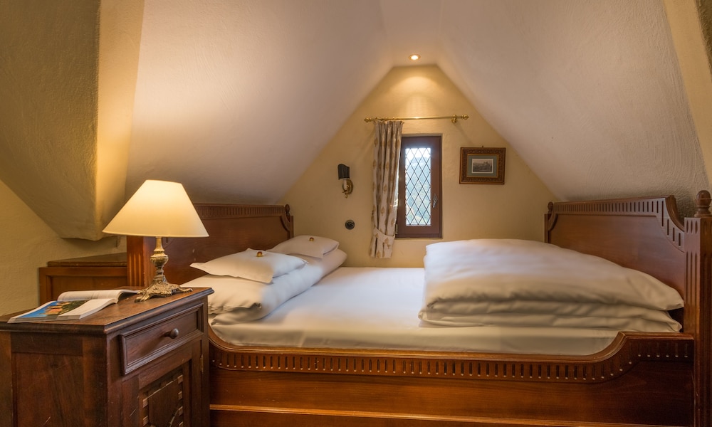 Standard Room, Bathtub