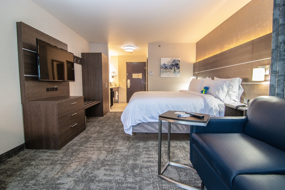 Suite, 1 King Bed, Balcony, City View - Photo 2