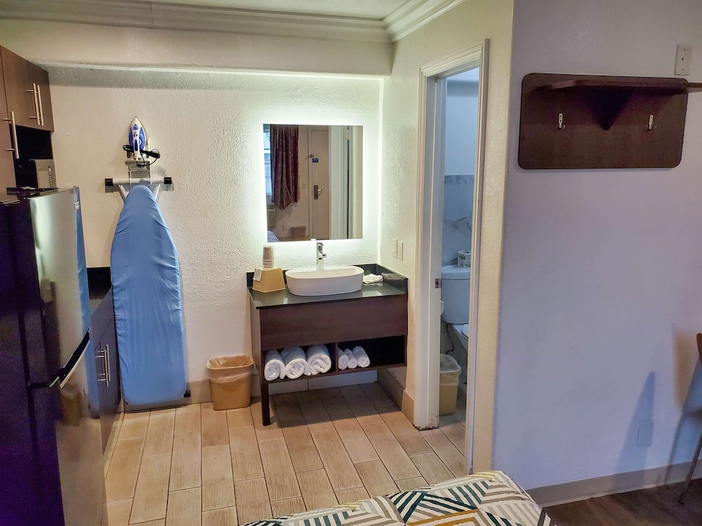 Standard Room, 1 Queen Bed, Non Smoking, Kitchenette - Photo 6