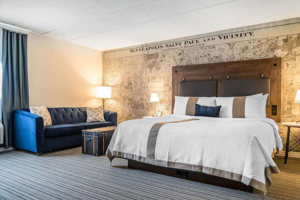 Standard Room, 1 King Bed, Non Smoking - Photo 6
