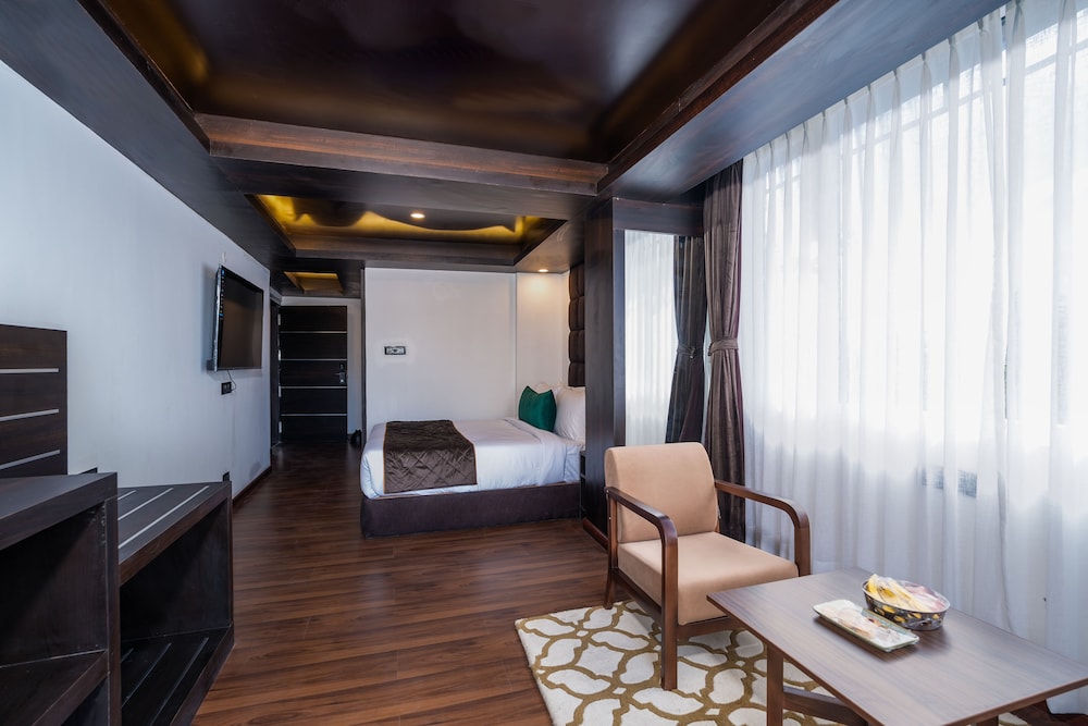 Premium View Room with Balcony & Bathtub - Photo 6