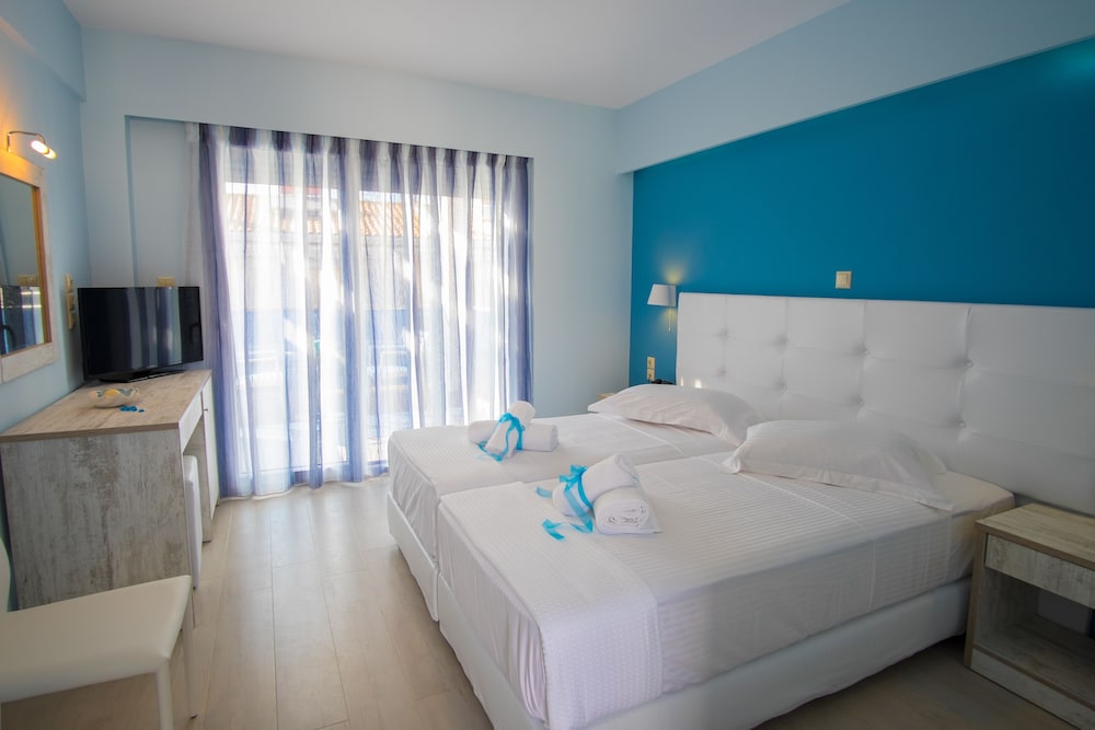 Deluxe Double or Twin Room, Partial Sea View photo 1