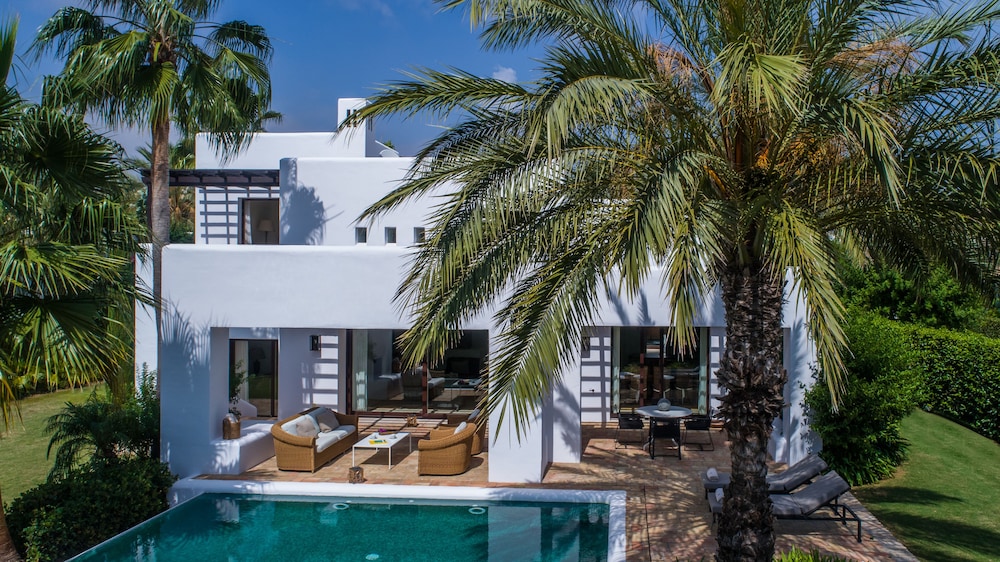 Luxury Villa, 4 Bedrooms photo 3