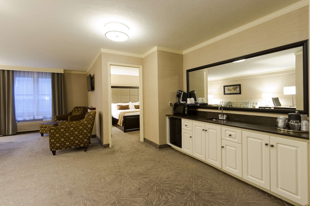 Suite, 1 King Bed, Non Smoking, Jetted Tub