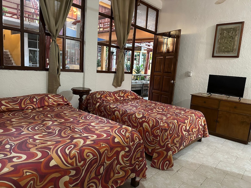 Basic Double Room, 2 Queen Beds photo 2