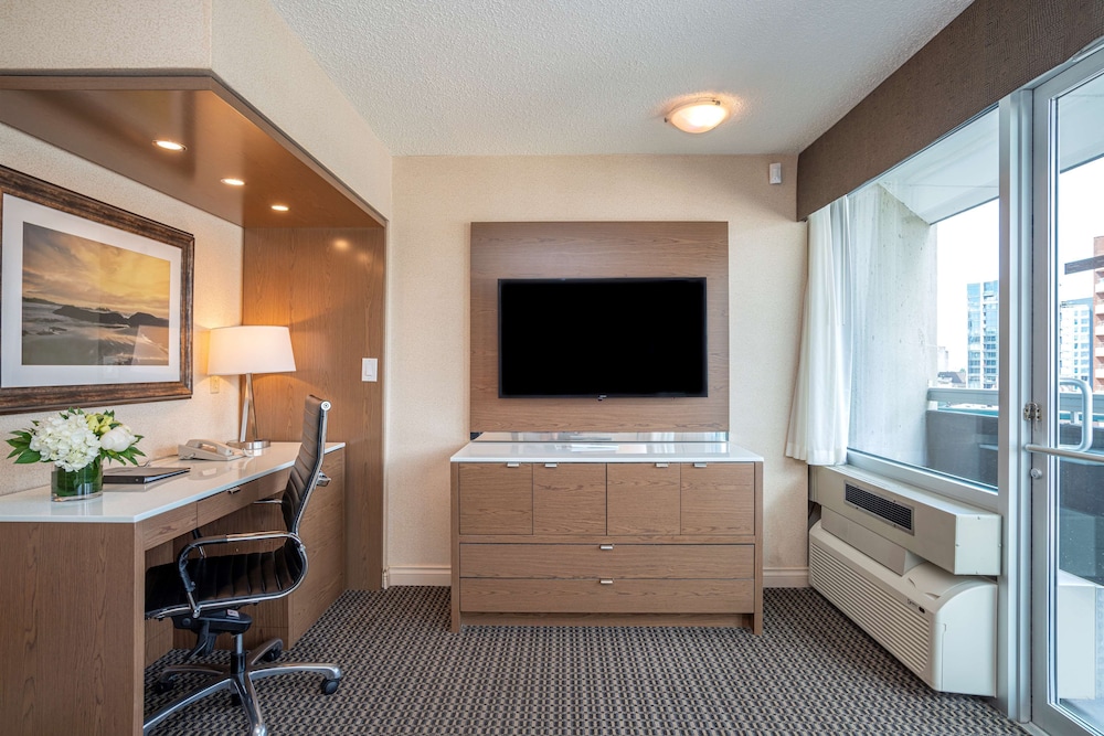 Suite, 1 King Bed, Non Smoking, Balcony (with Sofabed) - Photo 3