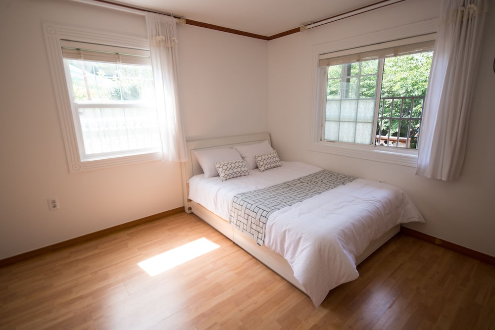 Room (#101, Barbecue Grill, Pilgrim Wing)