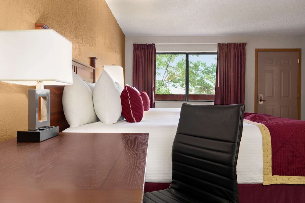 Standard Room, 1 King Bed photo 3