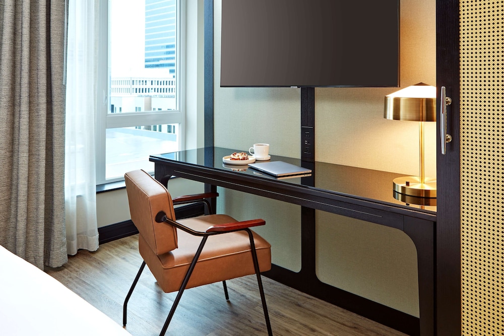 City Room, 1 King Bed, City View - Photo 6