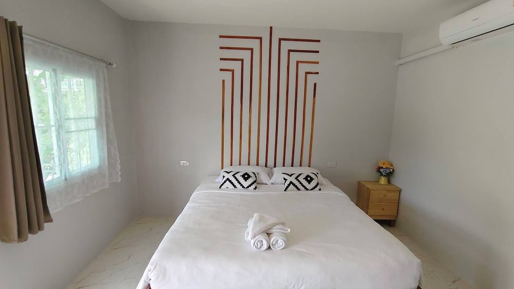 Deluxe House photo 1
