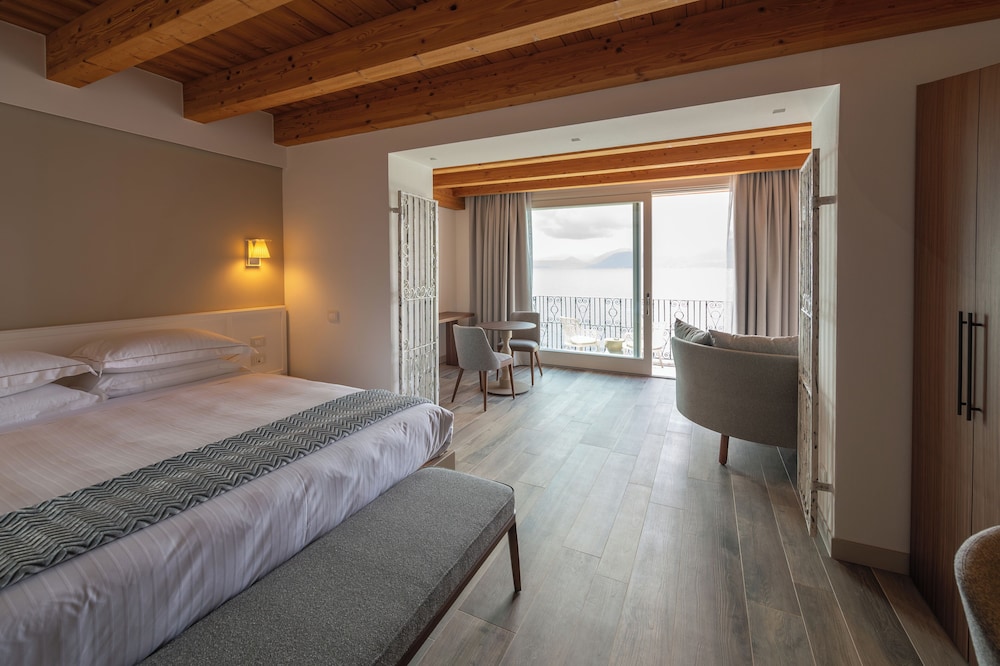 Junior Suite, Terrace, Lake View (Deluxe)