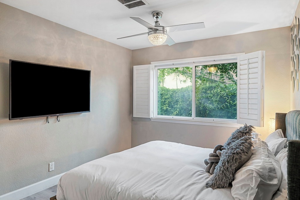 Highly Upgraded 4bd2bath Home With Private Pool, Billede 11